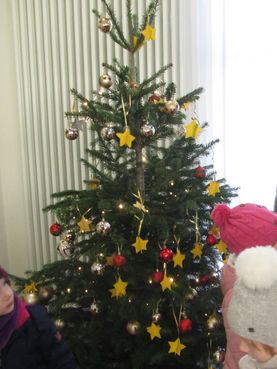 Wir schmücken den Tannenbaum